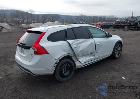 2018 Volvo V60 Cross Country T5 z USA, uszkodzony, nr VIN YV440MWK5J2057699